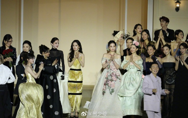 Lưu Diệc Phi và Dương Mịch "ngó lơ" nhau giữa sự kiện- Ảnh 3. Lưu Diệc Phi và Dương Mịch "ngó lơ" nhau giữa sự kiện- Ảnh 3.