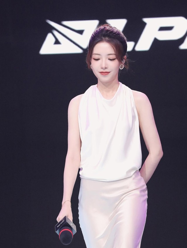 Ngất ngây nhan sắc của "nữ thần LMHT" mới, xuất hiện là "sáng cả sân khấu CKTG"- Ảnh 5. Ngất ngây nhan sắc của "nữ thần LMHT" mới, xuất hiện là "sáng cả sân khấu CKTG"- Ảnh 5.