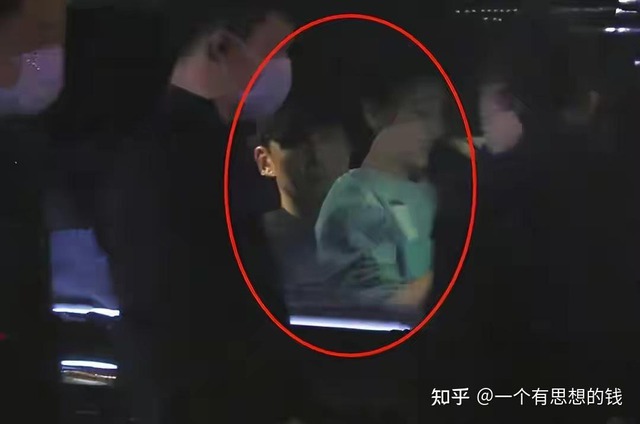 Lộ clip chồng 1 “chị đẹp” đưa gái trẻ đi bar, còn ôm trên xe- Ảnh 5. Lộ clip chồng 1 “chị đẹp” đưa gái trẻ đi bar, còn ôm trên xe- Ảnh 5.