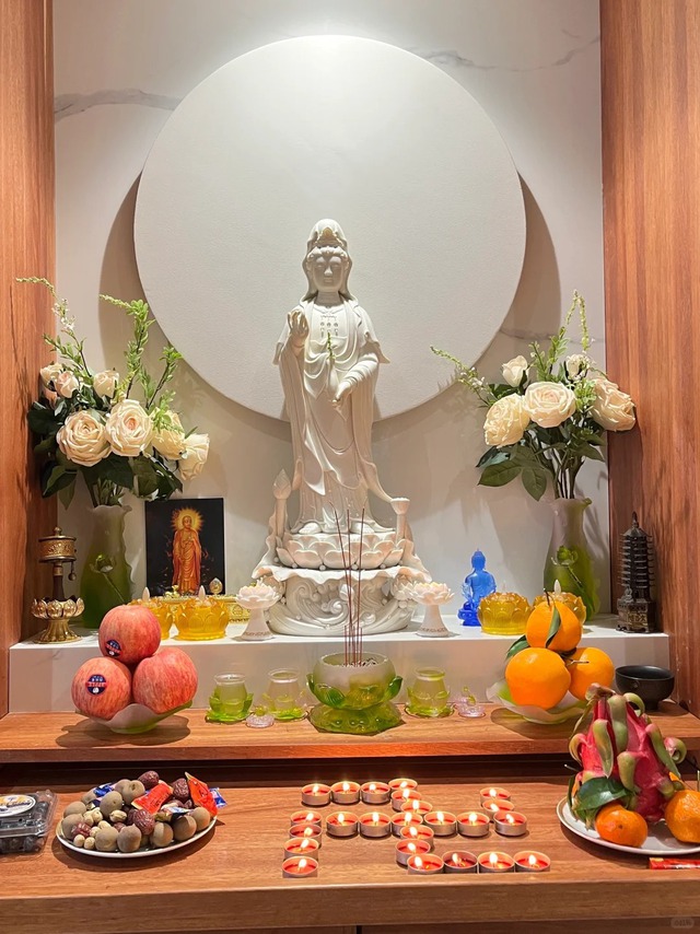 Nhà có bàn thờ Phật: Chỉ cần nhớ 4 điều này khi thắp hương, cuộc sống bỗng nhiên thuận lợi đến bất ngờ- Ảnh 2.