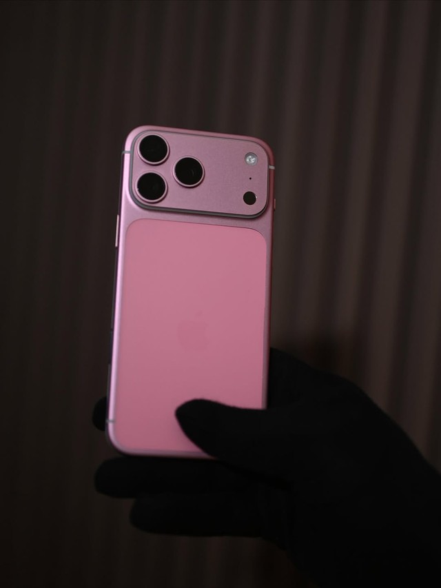 Lộ diện iPhone 17 Pro Max màu hồng đẹp sang xịn, nổi bật hơn cả "Cam Vũ Trụ"- Ảnh 2. Lộ diện iPhone 17 Pro Max màu hồng đẹp sang xịn, nổi bật hơn cả "Cam Vũ Trụ"- Ảnh 2.
