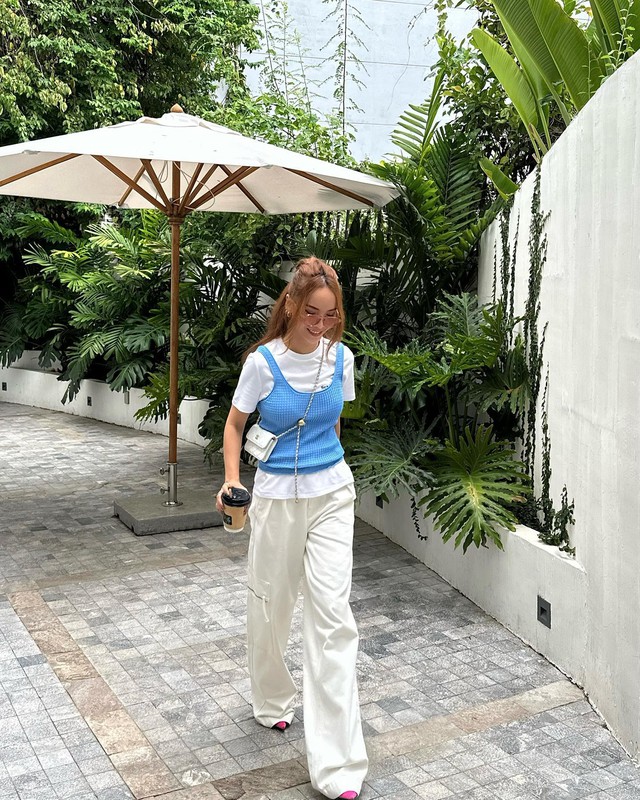 Sao phải mặc mãi đồ tối màu cho thêm "dừ", phụ nữ 40+ nên diện 10 bộ cánh sáng màu này để trẻ hơn- Ảnh 1. Sao phải mặc mãi đồ tối màu cho thêm "dừ", phụ nữ 40+ nên diện 10 bộ cánh sáng màu này để trẻ hơn- Ảnh 1.