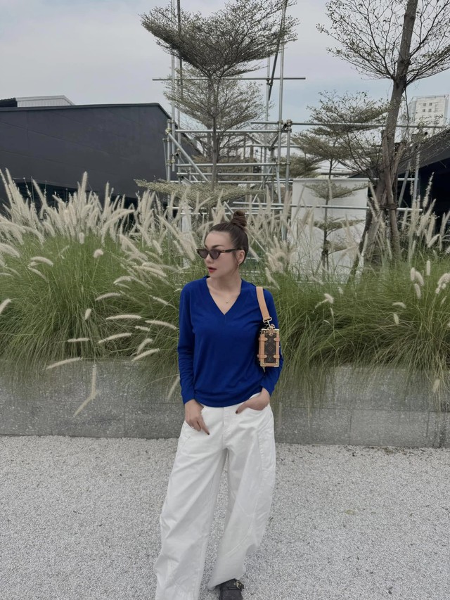 Sao phải mặc mãi đồ tối màu cho thêm "dừ", phụ nữ 40+ nên diện 10 bộ cánh sáng màu này để trẻ hơn- Ảnh 5. Sao phải mặc mãi đồ tối màu cho thêm "dừ", phụ nữ 40+ nên diện 10 bộ cánh sáng màu này để trẻ hơn- Ảnh 5.