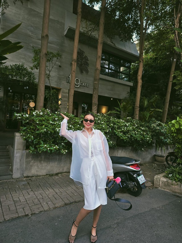 Sao phải mặc mãi đồ tối màu cho thêm "dừ", phụ nữ 40+ nên diện 10 bộ cánh sáng màu này để trẻ hơn- Ảnh 6. Sao phải mặc mãi đồ tối màu cho thêm "dừ", phụ nữ 40+ nên diện 10 bộ cánh sáng màu này để trẻ hơn- Ảnh 6.