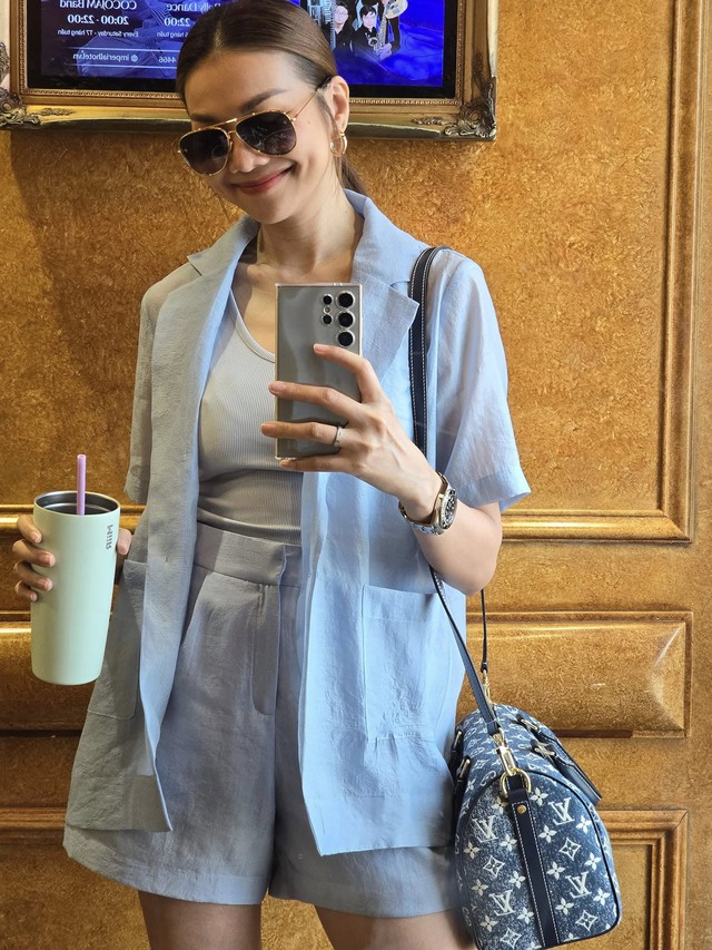 Sao phải mặc mãi đồ tối màu cho thêm "dừ", phụ nữ 40+ nên diện 10 bộ cánh sáng màu này để trẻ hơn- Ảnh 7. Sao phải mặc mãi đồ tối màu cho thêm "dừ", phụ nữ 40+ nên diện 10 bộ cánh sáng màu này để trẻ hơn- Ảnh 7.