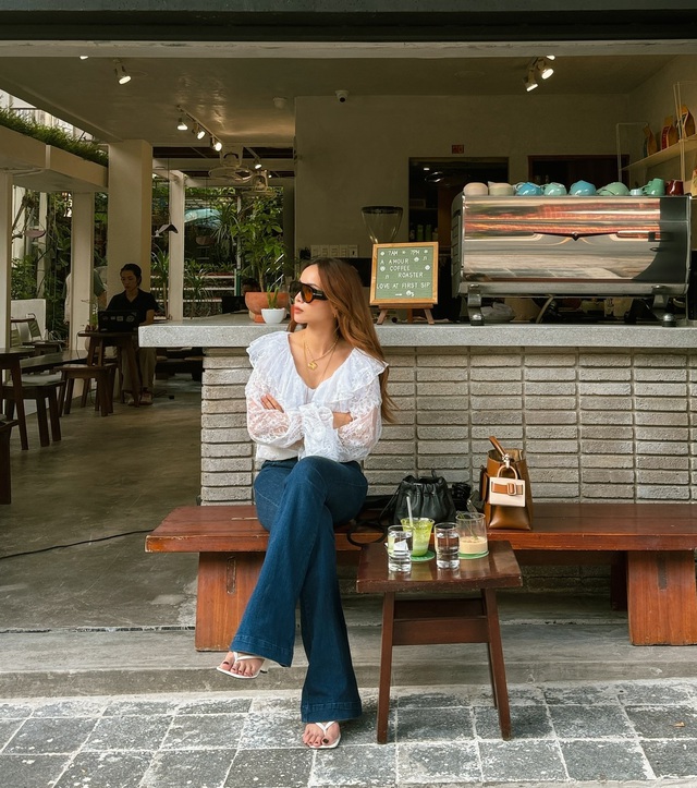 Sao phải mặc mãi đồ tối màu cho thêm "dừ", phụ nữ 40+ nên diện 10 bộ cánh sáng màu này để trẻ hơn- Ảnh 10. Sao phải mặc mãi đồ tối màu cho thêm "dừ", phụ nữ 40+ nên diện 10 bộ cánh sáng màu này để trẻ hơn- Ảnh 10.