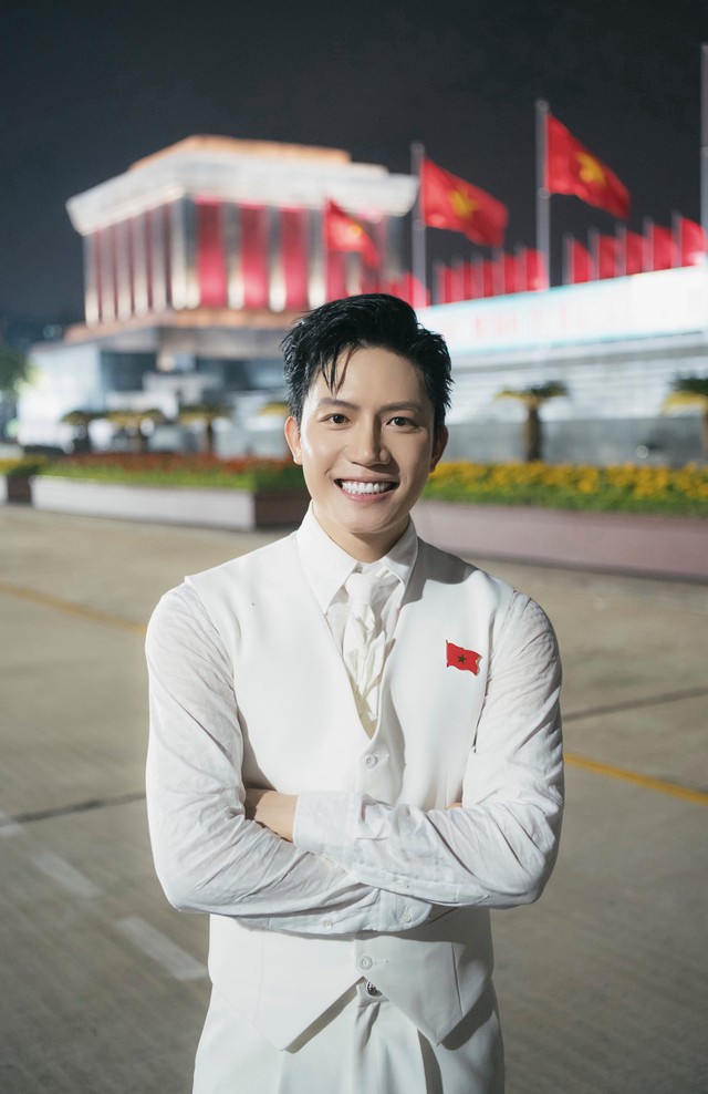 Nam ca sĩ đẹp trai giọng ngọt biết sáng tác nhạc về Bác Hồ: Đắt show nhờ thực lực- Ảnh 3. Nam ca sĩ đẹp trai giọng ngọt biết sáng tác nhạc về Bác Hồ: Đắt show nhờ thực lực- Ảnh 3.