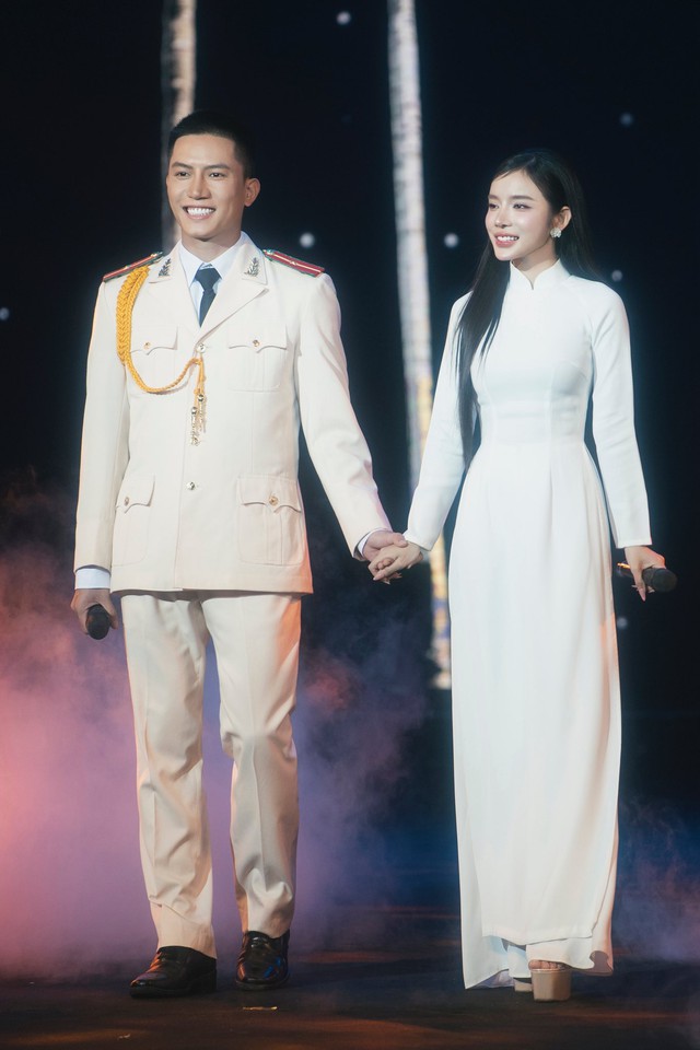 Nam ca sĩ đẹp trai giọng ngọt biết sáng tác nhạc về Bác Hồ: Đắt show nhờ thực lực- Ảnh 4. Nam ca sĩ đẹp trai giọng ngọt biết sáng tác nhạc về Bác Hồ: Đắt show nhờ thực lực- Ảnh 4.