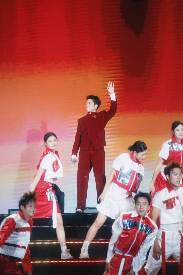 Nam ca sĩ đẹp trai giọng ngọt biết sáng tác nhạc về Bác Hồ: Đắt show nhờ thực lực- Ảnh 1. Nam ca sĩ đẹp trai giọng ngọt biết sáng tác nhạc về Bác Hồ: Đắt show nhờ thực lực- Ảnh 1.