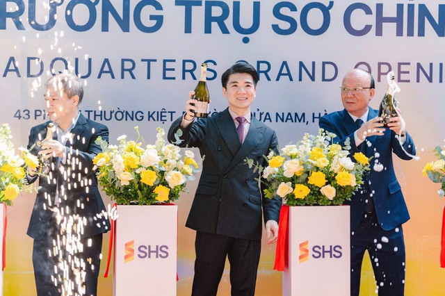 1,3 triệu người xem Phó tổng nhà bầu Hiển ăn chung gói xôi ruốc cùng các con: Người giàu cũng giống chúng ta thôi!- Ảnh 2. 1,3 triệu người xem Phó tổng nhà bầu Hiển ăn chung gói xôi ruốc cùng các con: Người giàu cũng giống chúng ta thôi!- Ảnh 2.