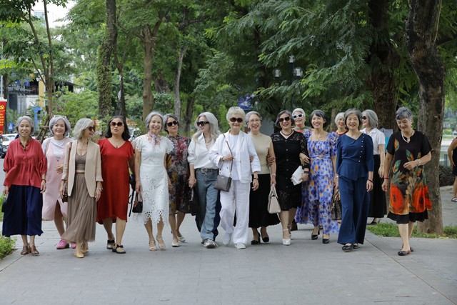 Tìm ra hội chơi tóc bạc khét nhất thủ đô, đỉnh nhất là một "chị đẹp" U60 đã đẹp còn sang- Ảnh 3.