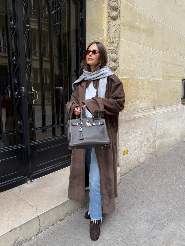 Mẫu giày trẻ như sneaker trắng nhưng thanh lịch hơn, tuổi ngoài 40 càng nên có- Ảnh 9.