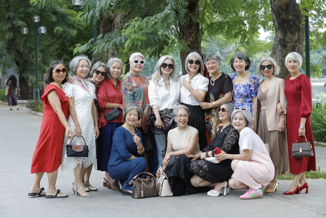 Tìm ra hội chơi tóc bạc khét nhất thủ đô, đỉnh nhất là một "chị đẹp" U60 đã đẹp còn sang- Ảnh 4.