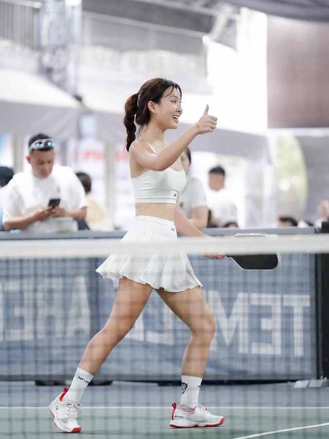 Chi Pu mặc "mát mẻ", khoe visual trắng phát sáng cùng "em Kim vén váy" đánh pickleball - Ảnh 2. Chi Pu mặc "mát mẻ", khoe visual trắng phát sáng cùng "em Kim vén váy" đánh pickleball - Ảnh 2.