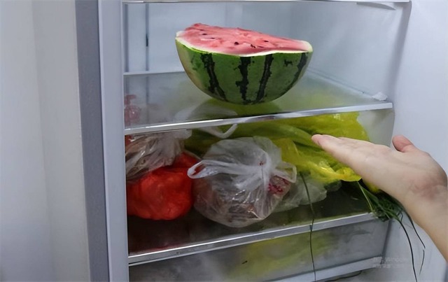 Túi nilon là "kẻ thù" của thức ăn trong tủ lạnh, tuyệt đối KHÔNG dùng chung- Ảnh 3. Túi nilon là "kẻ thù" của thức ăn trong tủ lạnh, tuyệt đối KHÔNG dùng chung- Ảnh 3.