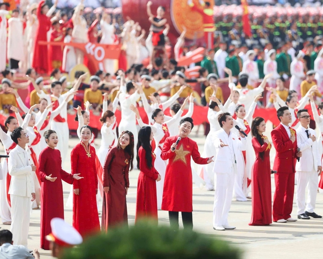 Nam ca sĩ đẹp trai giọng ngọt biết sáng tác nhạc về Bác Hồ: Đắt show nhờ thực lực- Ảnh 5. Nam ca sĩ đẹp trai giọng ngọt biết sáng tác nhạc về Bác Hồ: Đắt show nhờ thực lực- Ảnh 5.