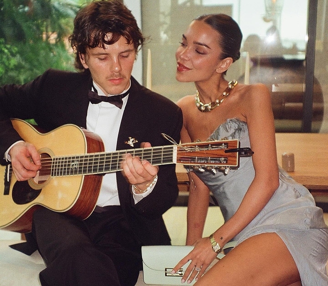 Vợ chồng Beckham bỏ tiền thuê nữ nhạc sĩ kèm cặp con trai út, ngờ đâu lại rước về một... nàng dâu tương lai- Ảnh 1. Vợ chồng Beckham bỏ tiền thuê nữ nhạc sĩ kèm cặp con trai út, ngờ đâu lại rước về một... nàng dâu tương lai- Ảnh 1.