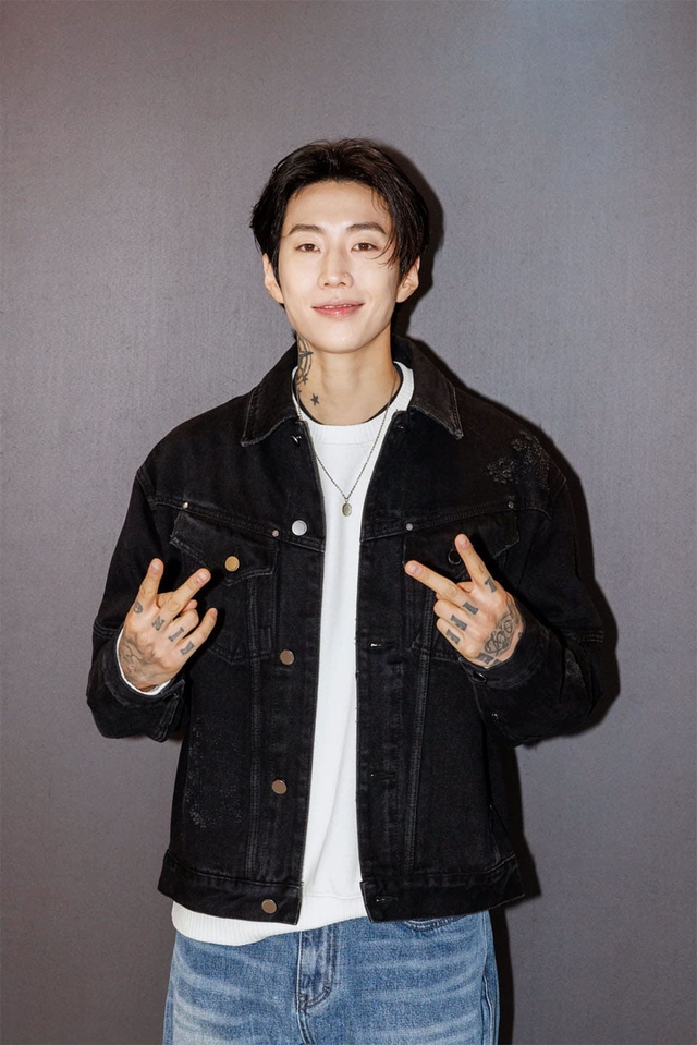 “Đòn trừng phạt” với ca sĩ J hát ca từ phản cảm- Ảnh 4. “Đòn trừng phạt” với ca sĩ J hát ca từ phản cảm- Ảnh 4.