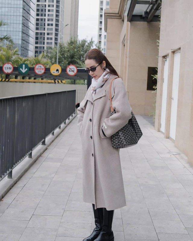 Nữ chính phim "Cách em 1 milimet": Ngoài đời toàn mặc đồ đen trắng nhưng bộ nào cũng đẹp- Ảnh 11. Nữ chính phim "Cách em 1 milimet": Ngoài đời toàn mặc đồ đen trắng nhưng bộ nào cũng đẹp- Ảnh 11.