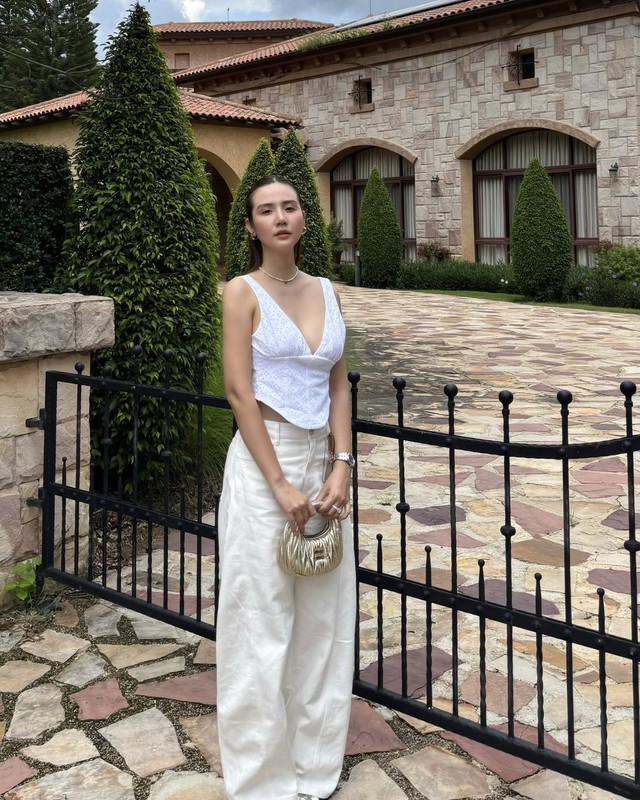 Nữ chính phim "Cách em 1 milimet": Ngoài đời toàn mặc đồ đen trắng nhưng bộ nào cũng đẹp- Ảnh 7. Nữ chính phim "Cách em 1 milimet": Ngoài đời toàn mặc đồ đen trắng nhưng bộ nào cũng đẹp- Ảnh 7.