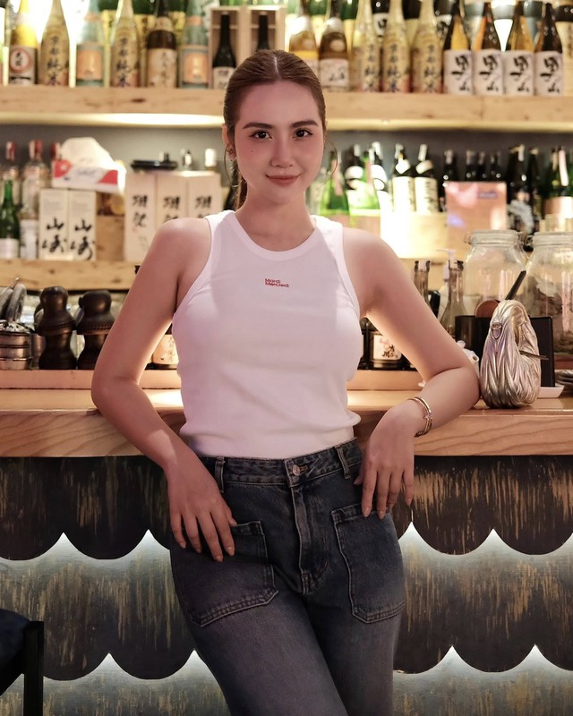 Nữ chính phim "Cách em 1 milimet": Ngoài đời toàn mặc đồ đen trắng nhưng bộ nào cũng đẹp- Ảnh 6. Nữ chính phim "Cách em 1 milimet": Ngoài đời toàn mặc đồ đen trắng nhưng bộ nào cũng đẹp- Ảnh 6.