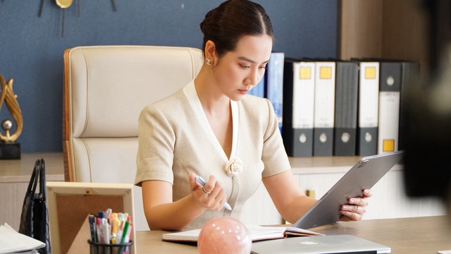 Nữ chính phim "Cách em 1 milimet": Ngoài đời toàn mặc đồ đen trắng nhưng bộ nào cũng đẹp- Ảnh 1. Nữ chính phim "Cách em 1 milimet": Ngoài đời toàn mặc đồ đen trắng nhưng bộ nào cũng đẹp- Ảnh 1.