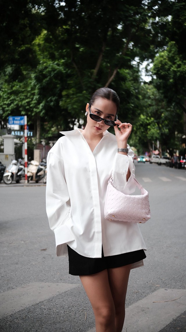 Nữ chính phim "Cách em 1 milimet": Ngoài đời toàn mặc đồ đen trắng nhưng bộ nào cũng đẹp- Ảnh 2. Nữ chính phim "Cách em 1 milimet": Ngoài đời toàn mặc đồ đen trắng nhưng bộ nào cũng đẹp- Ảnh 2.