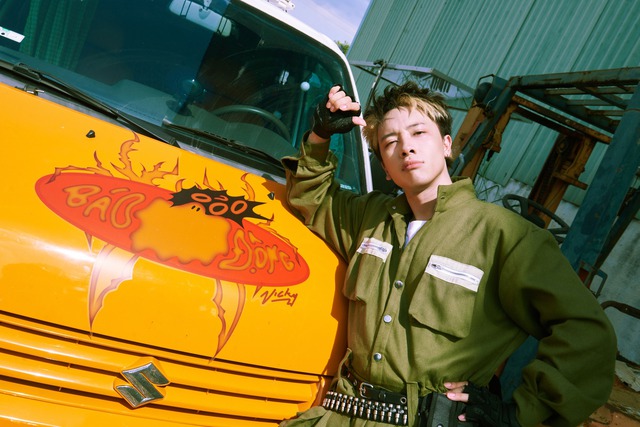 Nam ca sĩ “flop bằng thực lực”, nhạc chán - MV như “rã đông” thời 2000s?- Ảnh 6. Nam ca sĩ “flop bằng thực lực”, nhạc chán - MV như “rã đông” thời 2000s?- Ảnh 6.