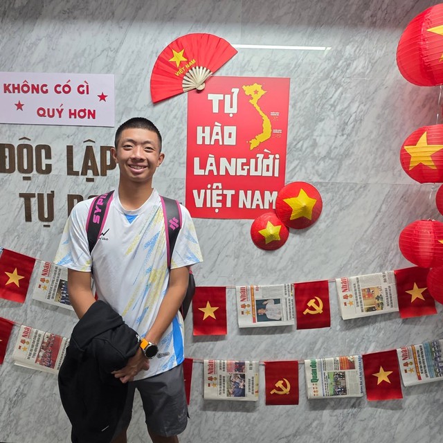 Quang Dương mang huy chương vàng lịch sử ra đấu giá cứu trợ miền Trung: “Miếng khi đói, gói khi no...”- Ảnh 1. Quang Dương mang huy chương vàng lịch sử ra đấu giá cứu trợ miền Trung: “Miếng khi đói, gói khi no...”- Ảnh 1.