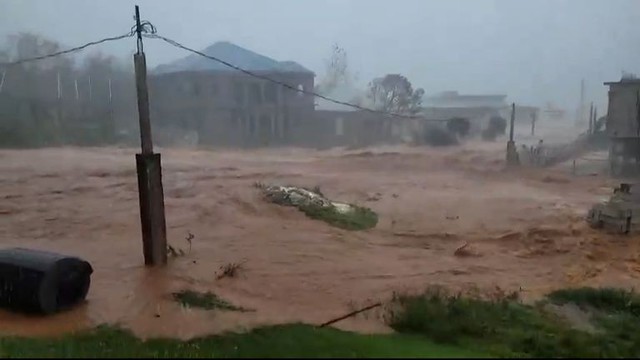 Siêu bão mạnh nhất 2025 “xé toạc” mọi thứ: Video cận cảnh cho thấy sự tàn khốc- Ảnh 2. Siêu bão mạnh nhất 2025 “xé toạc” mọi thứ: Video cận cảnh cho thấy sự tàn khốc- Ảnh 2.