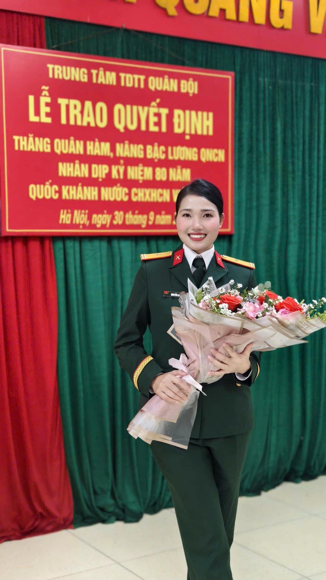 "Bông hồng thép" của điền kinh Việt Nam Nguyễn Linh Na thăng quân hàm thiếu tá- Ảnh 1.