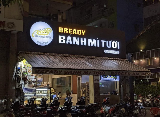Người dân TP.HCM hụt hẫng khi tiệm bánh của 1 bác sỹ dừng bán vĩnh viễn sau 21 năm- Ảnh 1.