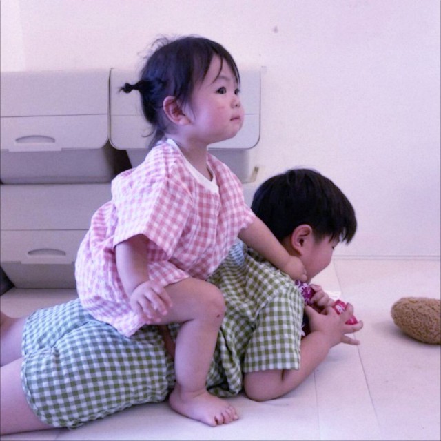 Bố mẹ nên phân xử thế nào trong "vụ kiện kinh điển" em nhỏ làm hỏng đồ của anh chị lớn?- Ảnh 1.