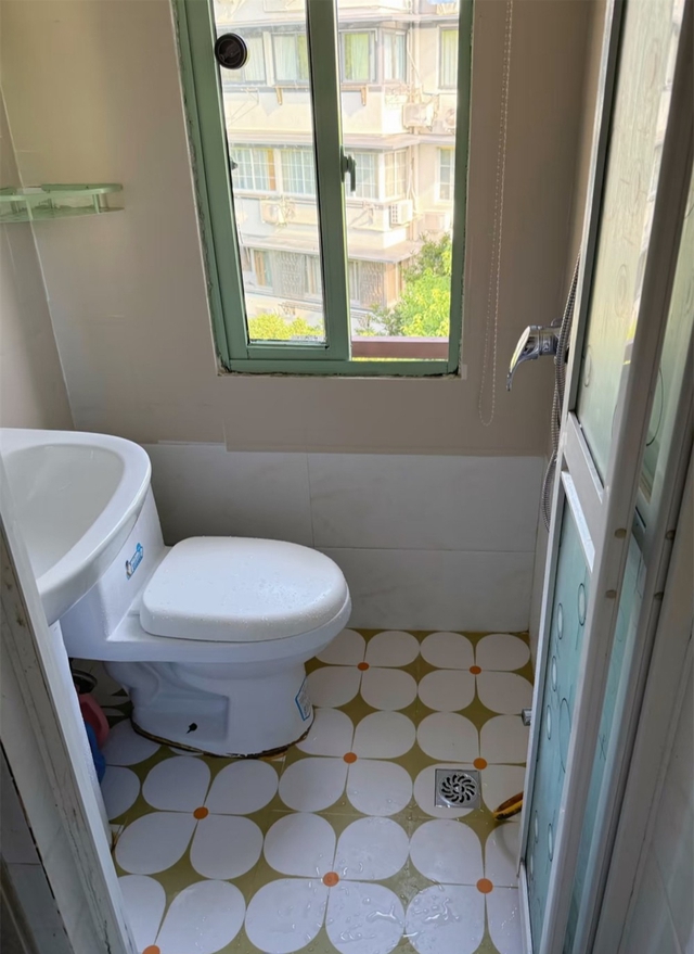Từng xấu bẩn thảm họa, nhà vệ sinh 1m² "lột xác" ngoạn mục: Flex cả đời cũng được!- Ảnh 2.