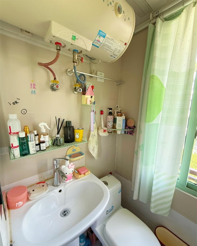 Từng xấu bẩn thảm họa, nhà vệ sinh 1m² "lột xác" ngoạn mục: Flex cả đời cũng được!- Ảnh 3.