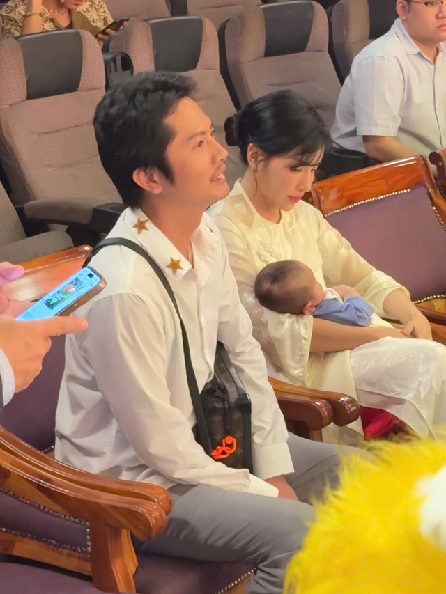 Khả Như - Huỳnh Phương bí mật có con, bồng bế công khai ở sự kiện?- Ảnh 1.
