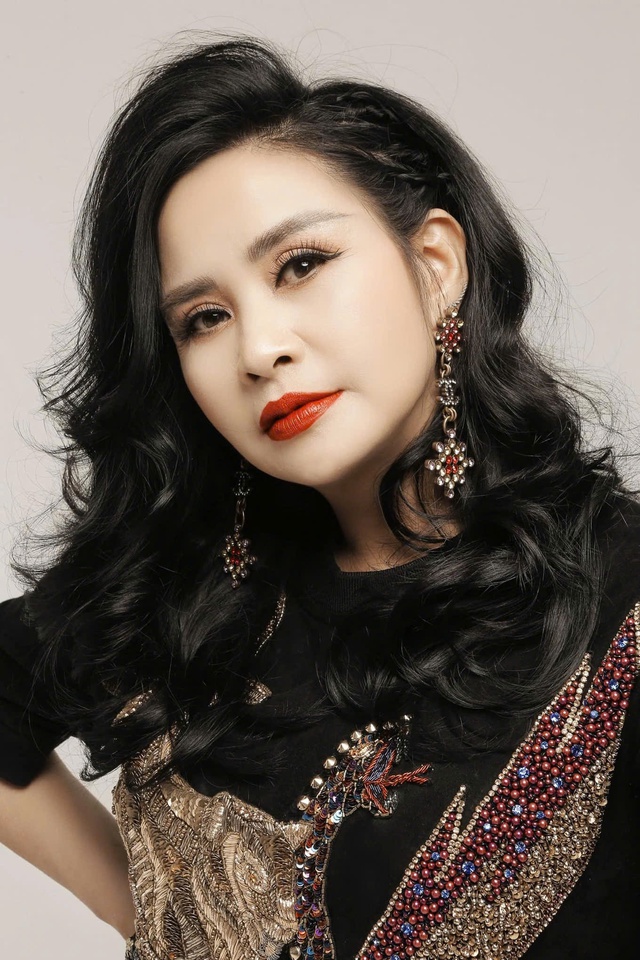 Nữ nghệ sĩ Việt bị kẻ lạ đánh tráo lúc chào đời: Đẻ con lúc 19 tuổi, sắp lên xe hoa - Ảnh 1.