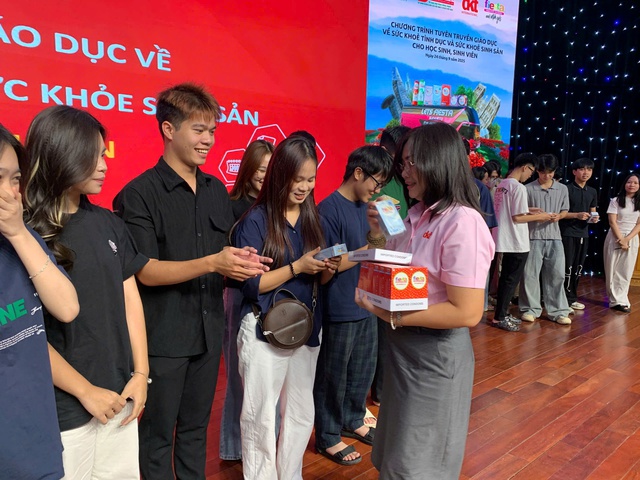 Sinh viên Phenikaa cởi mở "chuyện khó nói" tại Fiesta Tour- Ảnh 1.