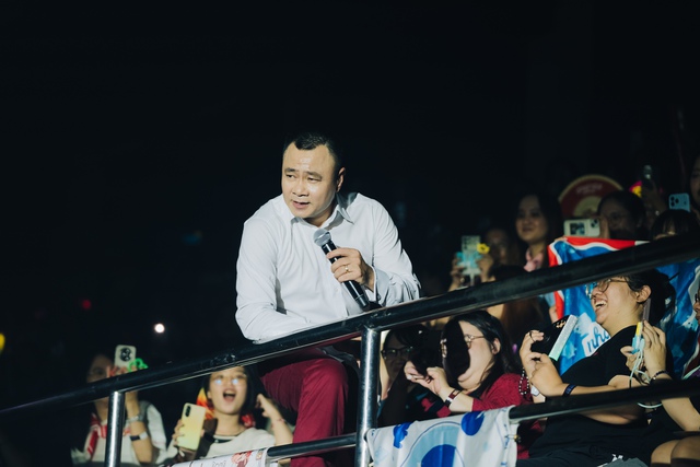 Hành động kỳ lạ của Tự Long- Ảnh 3. Hành động kỳ lạ của Tự Long- Ảnh 3.