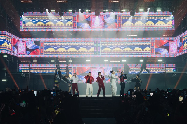 Hành động kỳ lạ của Tự Long- Ảnh 1. Hành động kỳ lạ của Tự Long- Ảnh 1.