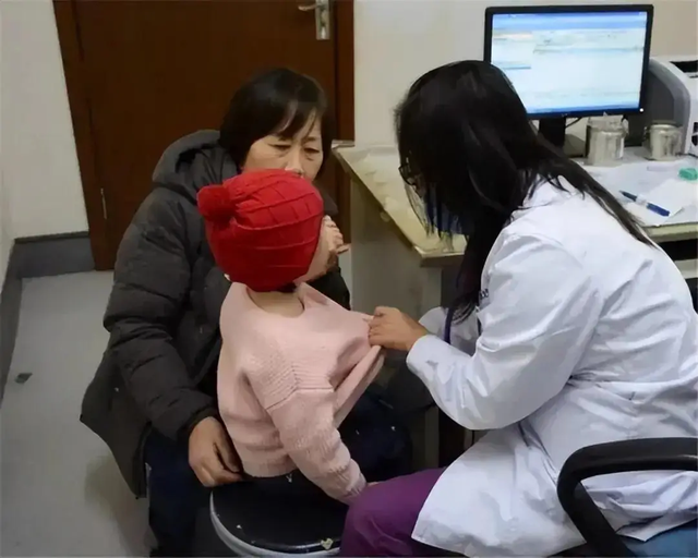 Bé gái 5 tuổi liên tục kêu “đau mông”, đi khám bác sĩ lắc đầu: “Đến muộn rồi!”- Ảnh 1.