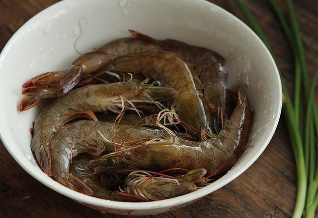 Đây chính là "kẻ thù" của mùi tanh: Cho vào khi luộc tôm, tức khắc lên màu đỏ au và ngon gấp bội- Ảnh 4.