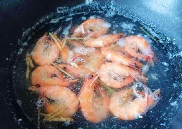 Đây chính là "kẻ thù" của mùi tanh: Cho vào khi luộc tôm, tức khắc lên màu đỏ au và ngon gấp bội- Ảnh 3.