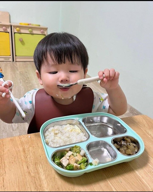 "Biếng ăn sinh lý" là gì mà khiến hội các mẹ sợ hãi đến thế?- Ảnh 2. "Biếng ăn sinh lý" là gì mà khiến hội các mẹ sợ hãi đến thế?- Ảnh 2.