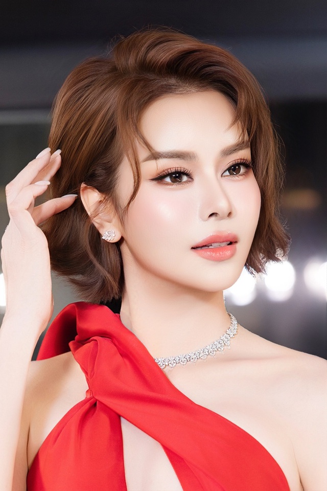 Hoa hậu Điện ảnh Sella Trương tỏa sáng trong đầm đỏ Lê Thanh Hòa, đeo kim cương đắt giá tại Star Awards 2025- Ảnh 5.