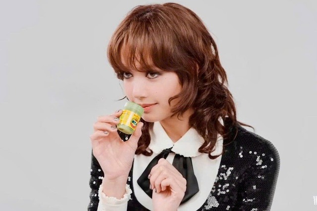 Lisa (BLACKPINK) vạ lây vì hít mũi quốc dân Thái Lan- Ảnh 2.