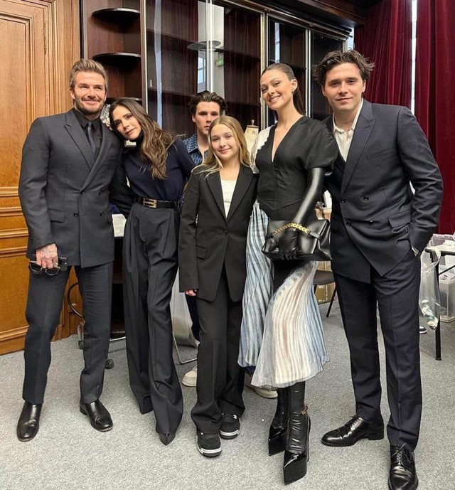 Nhà Beckham kéo nhau đi "trẩy hội" Paris Fashion Week, vợ chồng con cả bất hiếu bị gạt bỏ ê chề- Ảnh 6.