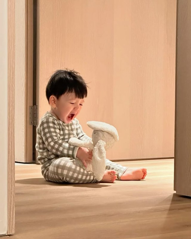 Nếu thấy con có những biểu hiện này, bố mẹ nên cẩn thận vì trẻ đang có dấu hiệu được NUÔNG CHIỀU quá mức- Ảnh 3.