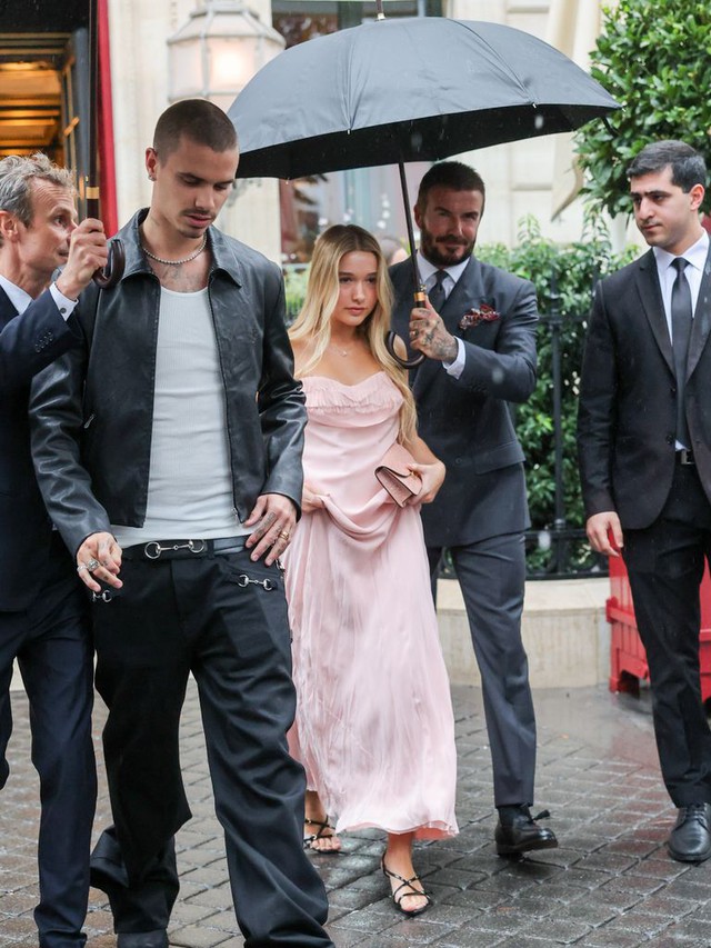 Harper Beckham gây sốt với váy hồng quyến rũ, chuẩn tiểu thư tài phiệt đến ủng hộ mẹ - Victoria tại Paris Fashion Week- Ảnh 2.