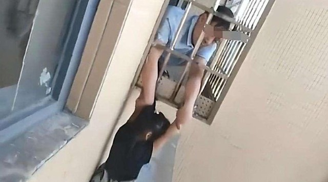 Cô bé 4 tuổi sống sót kỳ diệu sau khi rơi từ tầng 20 nhờ hành động nhanh trí và dũng cảm của hàng xóm- Ảnh 2.